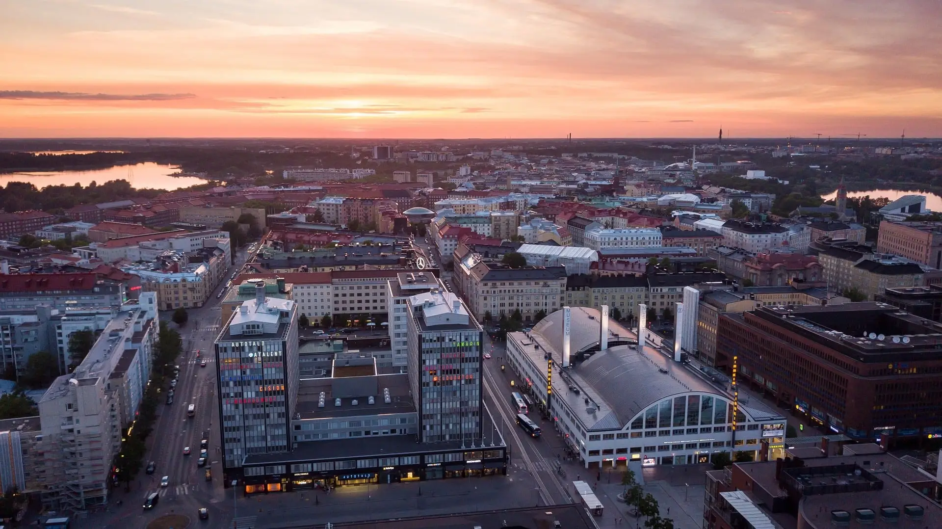 Kaupunkimaisema ilmasta kuvattuna auringonlaskun aikaan – Domio Kiinteistöpalvelut pääkaupunkiseudulla