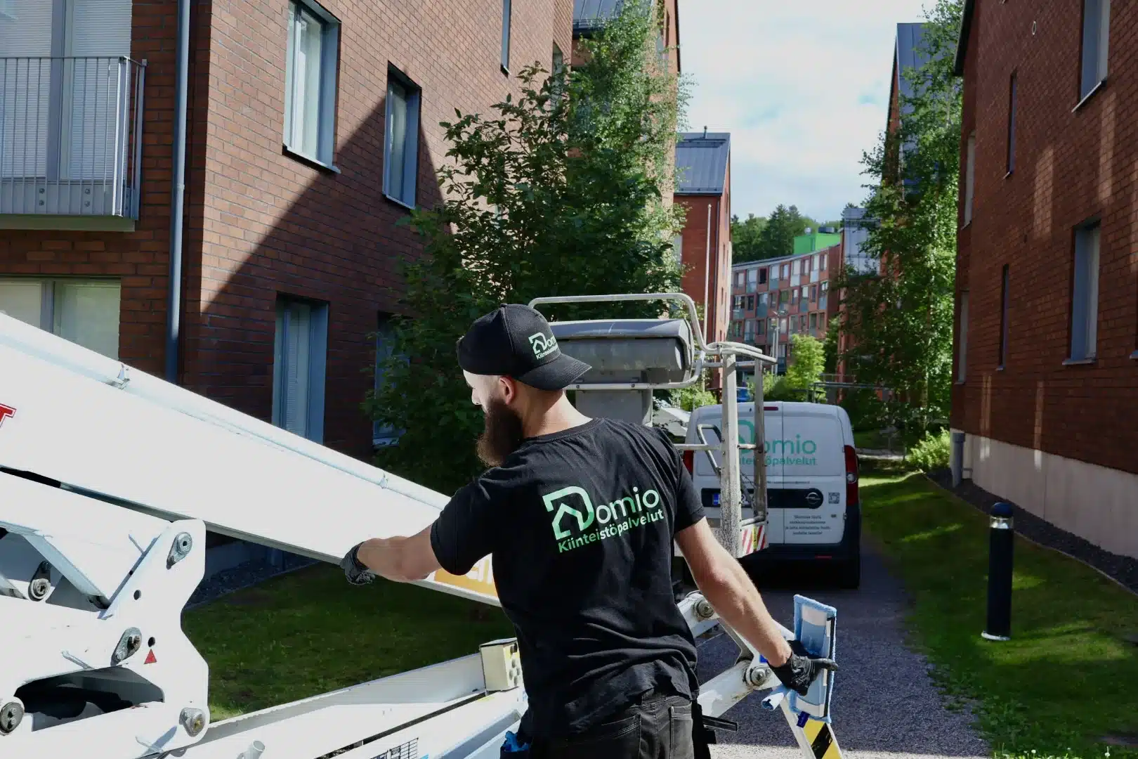 Kuvassa työskennellään kiinteistöhuollon työtehtäviä nostimen kanssa.