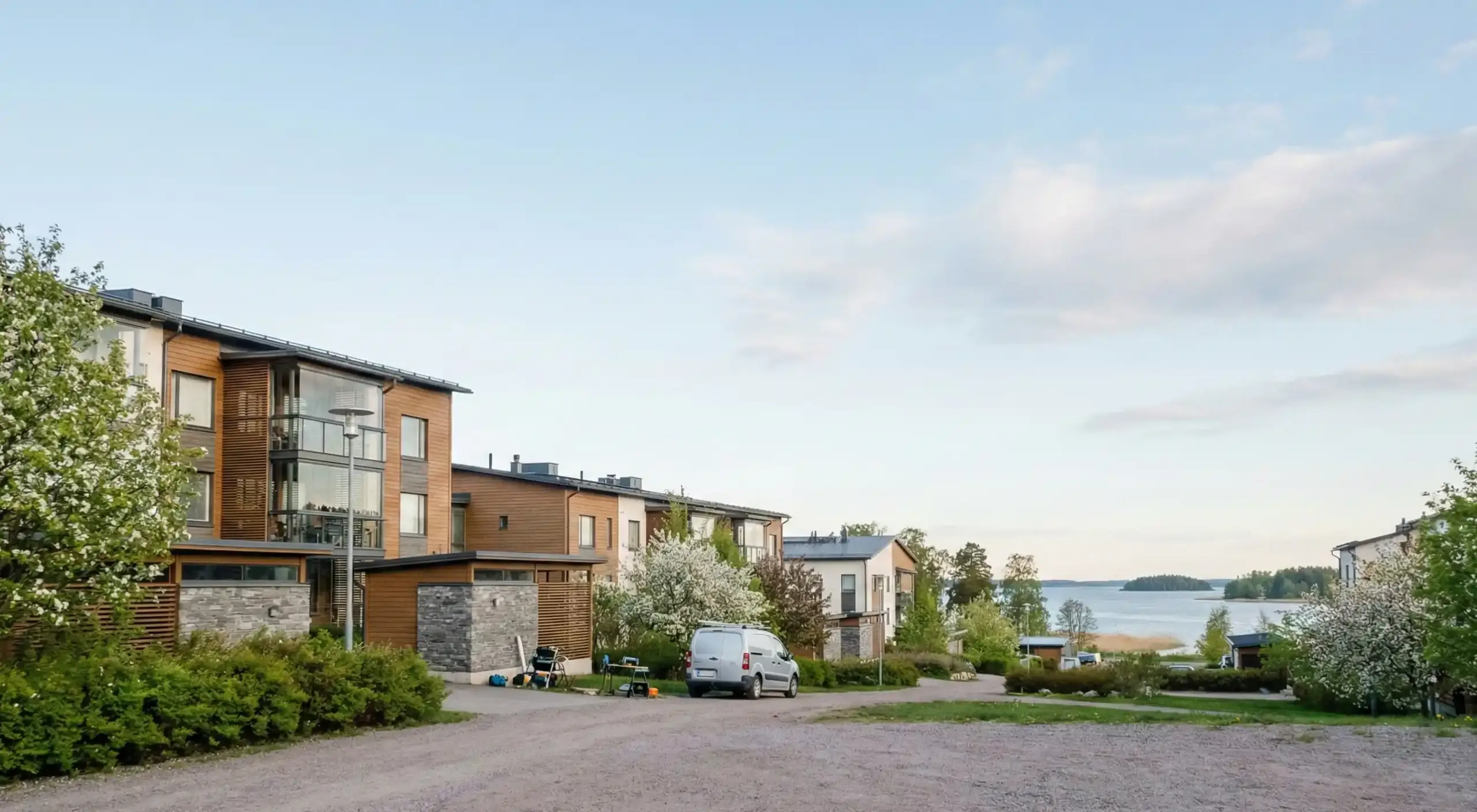 Puuverhoiltuja kerrostaloja merenrantaisella asuinalueella – kiinteistöhuolto pääkaupunkiseudulla